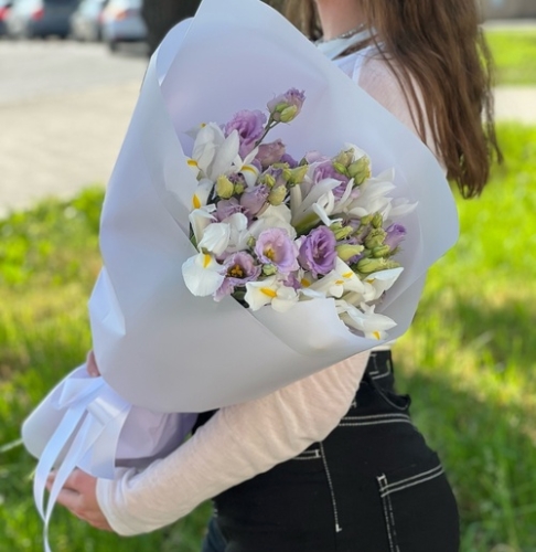 Букет "Вива ла дива" из эустом и ирисов в Ступино