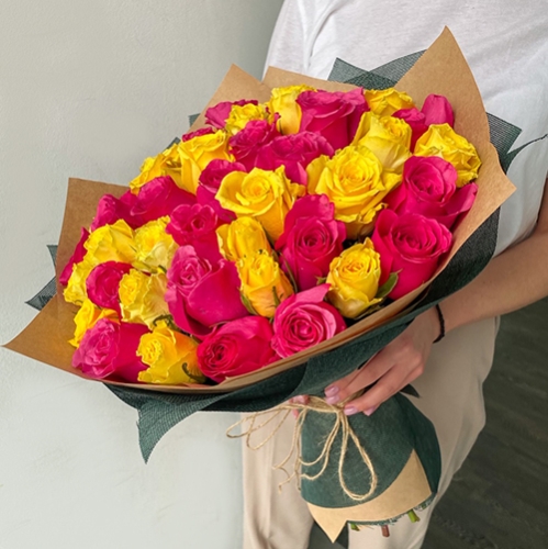 Букет из 51 малиновой и лимонной розы (40 см) в Ступино