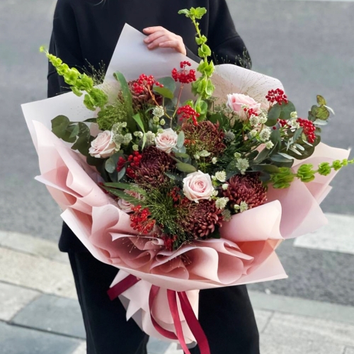 Букет "Вернисаж" из калины, хризантем Бигоуди, молюцеллы, паникума, роз и астранции в Ступино