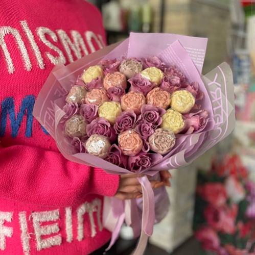 Букет из роз и шоколадных пионов в Ступино