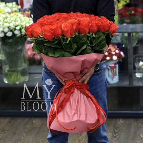 Букет 51 коралловая роза (60 см) в Ступино