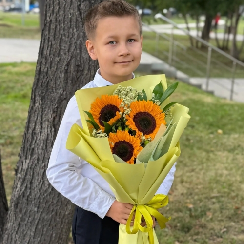 Букет на 1 сентября из 3 подсолнухов и лимониума в Ступино