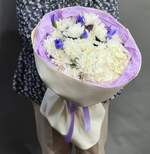 Букет "Грация" из ирисов, гортензии и кустовых хризантем в Ступино