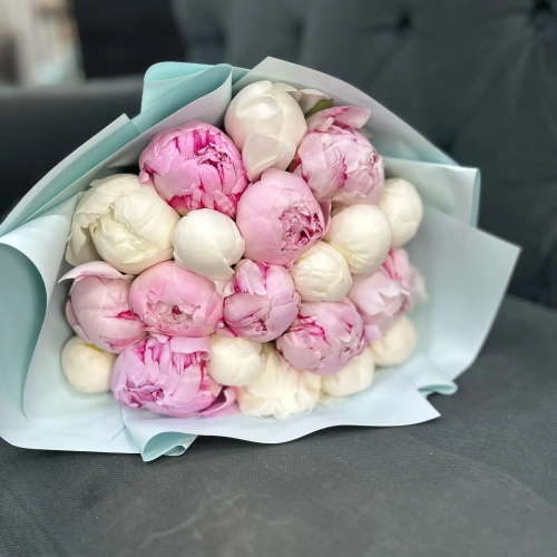 Микс из 19 бело-розовых пионов в Ступино
