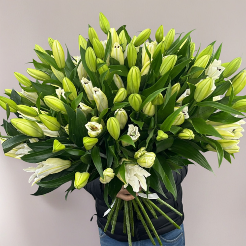 Объемный букет из 27 ароматных белых лилий в Ступино