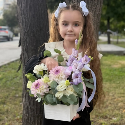 Композиция с георгинами на 1 сентября в белом ящике в Ступино