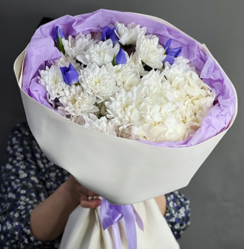 Букет "Грация" из ирисов, гортензии и кустовых хризантем в Ступино