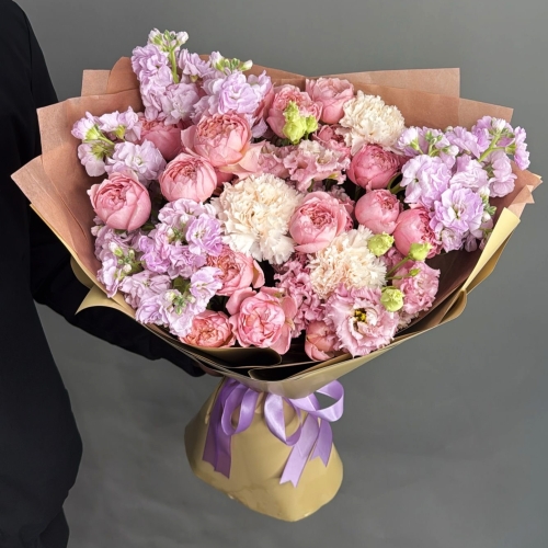 Букет "Амели" из ароматных маттиол, пионовидных кустовых роз Джульетта  эустом и диантусов в Ступино