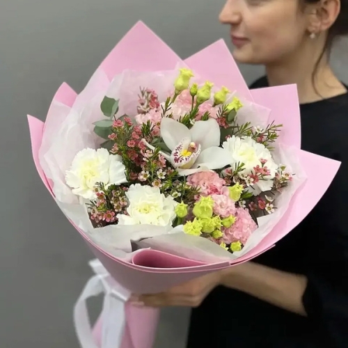 Букет с королевской орхидеей, диантусами, эустомой и шамелациумом в Ступино
