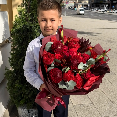 Букет с георгинами, розами и леукадендроном в Ступино