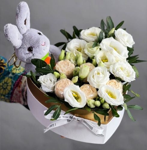 Композиция в коробке сердца из шоколадных пионов и эустом в Ступино